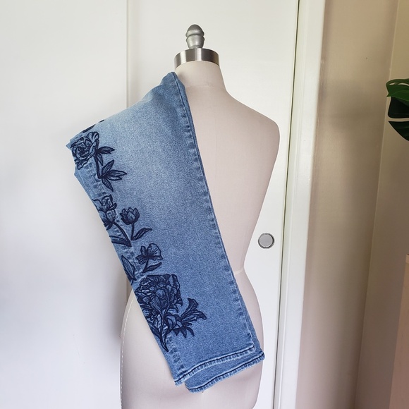 Driftwood Floral Embroidered Denim Size 27 NEW! - Picture 1 of 14